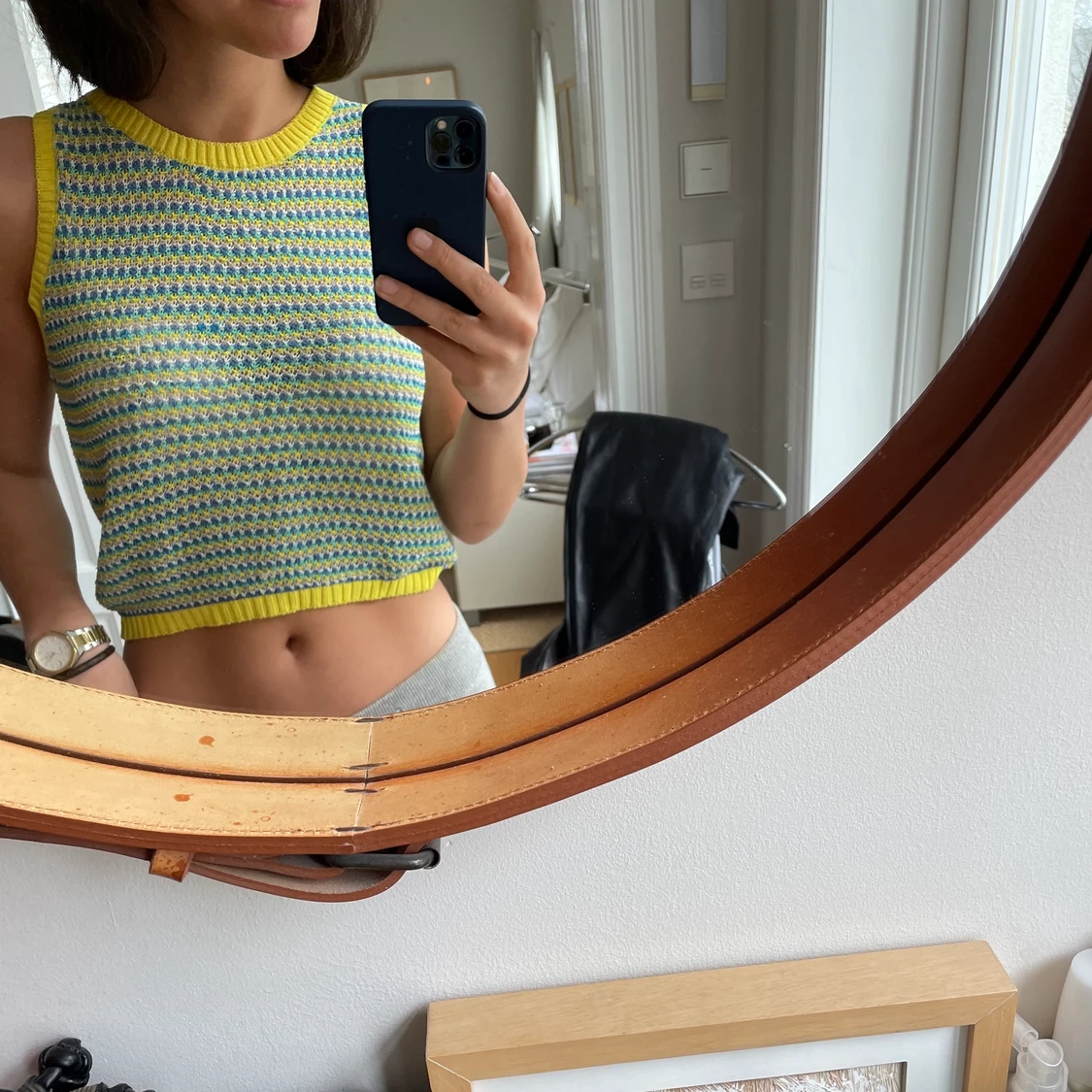 Färgglad tröja utan armar från mango