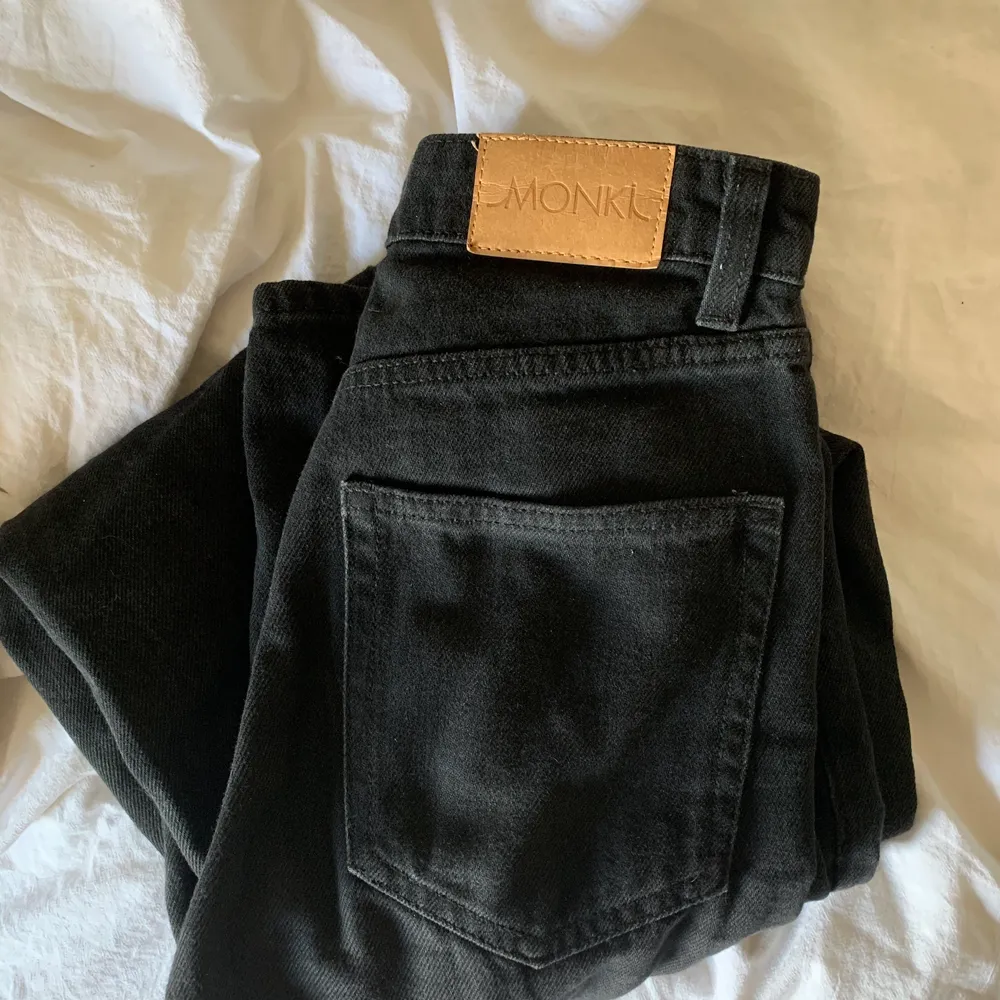 Säljer mina jeans från Monki i modellen Yoko☺️ i bra skick. Jeans & Byxor.