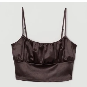 Satintopp - Säljer denna populära slutsålda toppen från hm. Den är i brunt satin och har justerbara axelband!!🤎🤎