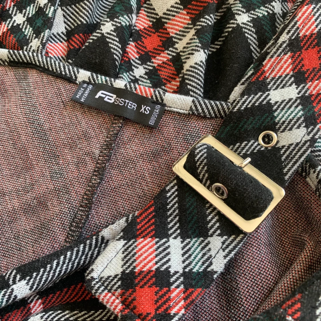 Rutig klänning med spännen  - 91