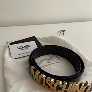 MOSCHINO BÄLTE SOM NYTT - Moschino bälte i storlek S men passar både S och M                       Knappt använt och köpt för 2000 kr.                                               Både certifikat och dustbag skickas med 