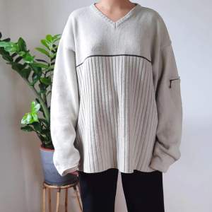 Jättefin oversized stickad sweater i grå/svart färg. Köpt secondhand i Berlin✨✨ köparen står för frakten. 