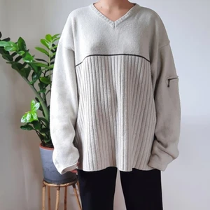 Oversized stickad sweater 90s vibe - Jättefin oversized stickad sweater i grå/svart färg. Köpt secondhand i Berlin✨✨ köparen står för frakten. 