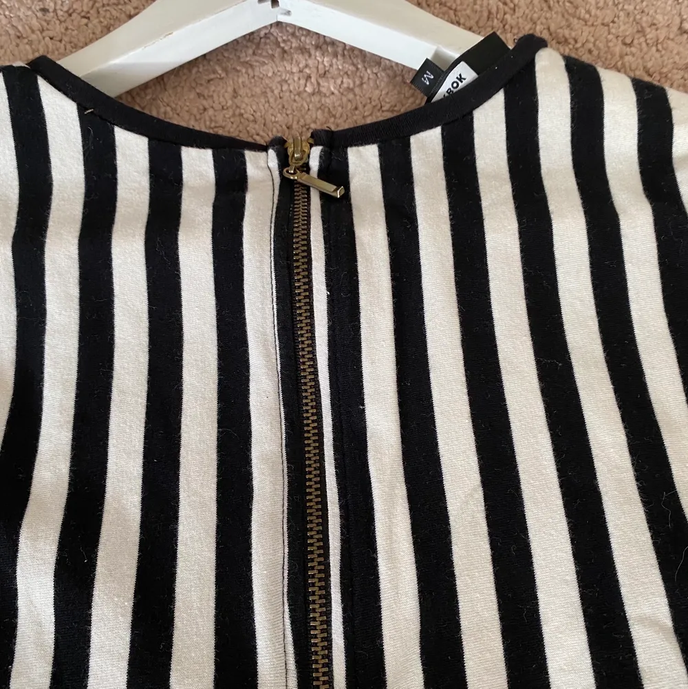 Denna tröja har ett väldigt fint randigt mönster över hela tröjan. Den har en dragkedja på baksidan utav tröjan och det gör det enklare att ta på sig den. Det är en långärmad magtröja som är använd 1 gång och är från butiken BikBok💜 Storlek: M (sitter som S). Köpte den på BikBok för 200kr.. Toppar.