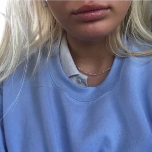 Beige piké  - Piketröja från Zara, skitsnygg att ha under en sweatshirt! Använd fåtal gånger så i väldigt bra skick🥰 strl M men passar även S och XS🧚🏼‍♀️❤️