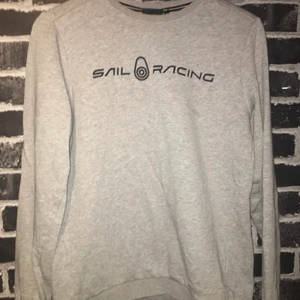 Sail Racing Tröja - Hyfsat fint skick, inga fläckar, hål eller slitage! 200kr så är den din, eller kom med bud! Storlek 170/S