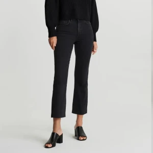 Gina tricot utsvängda jeans  - Utsvängda jeans från Gina som endast är använd ett fåtal gånger. Strl 36. Har tyvärr ingen bild med dem på som jag kan hitta och har nu växt ur dom. Jag är 161 och på mig når dem ända ner till marken.