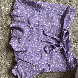 Kjol från zara i toppskick - Jättegullig slutsåld lila shortskjol från zara. Använd en gång, fortfarande toppskick. Säljer pga den är för kort för mig.💜