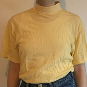 Gul polotröja i kortarm - Jättehärlig och somrig polo i kort arm. Den är i ok skick men har två små hål i sig vid kragen, på ryggen (därav lågt pris). Köpare betalar frakt men kan även mötas upp i malmö.