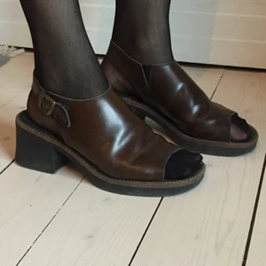 Bruna läderskor med klack - Så fina bruna läderskor med klack. Älskar dessa! Säljer då de inte används så mycket längre. De är i bra skick och är i storlek 41. Köparen står för frakt men jag kan även mötas upp i Malmö.