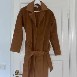 Brun kappa  - Kappa från moves i fint skick, lite nopprig på insidan men det är inget som syns när man har på sig den. 