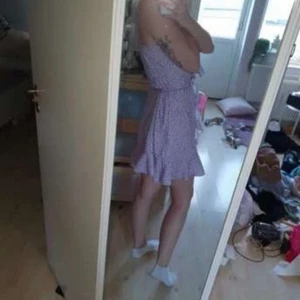 Lila omlottklänning - Lila omlottklänning från Shein, den är såååå snygg men tyvärr för liten för mig 💔💜 Därför är även bilderna lånade. Aldrig använd. 