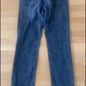 Levi byxor 511  - Endast använda några gånger pga fel storlek  W 36 L 32 Levi byxor 511 i bra skick  Kommer från ett rök- resp djurfritt hem.