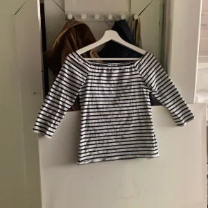 Off shoulder tröja - Randig vit och marinblå offshouldertröja, superfin till sommaren!