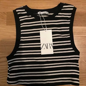 Trendig Zara topp - ❌lägger ut igen pågrund av oseriösa köpare❌ säljer min helt nya och oanvända zara topp som även har prislappen kvar. Om ni budar så måste ni veta att ni är bunden till budet💗 köparen står för frakten, 48kr❤️