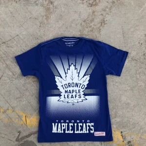 TORONTO TEE!! 🍁🍁 - Säljer en riktigt najs t-shirt producerad av de anrika Mitchell & Ness åt Nhl-laget Toronto Maple Leafs. Tröjan är S och skulle säga att den är tts, tröjan är lite mer slim i modellen. Det är bara att skiva om du undrar eller vill ha bild på något! 🍁🌱✌🏻
