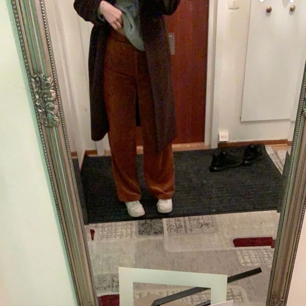 säljer mina skit snygga manchester byxor som jag inte minns vart jag köpt dom ifrån. skit snygg brun färg. är 168 o h dom kommer ner till ankeln på mig. 200+50kr frakt. köptes för 300kr. Jeans & Byxor.