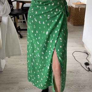 Säljer denna superfina kjol från Monki. Köpt förra året och inte använd mycket. Frakt tillkommer på 66kr och är spårbar!❤️