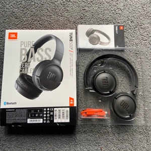 JBL hörlurar  - Helt nya JBL hörlurar. Köpta den 20.04.2021 men aldrig använda. Kvitto finns. 