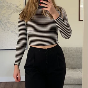 Randig polo  - Oanvänd svart och vit randig polo från H&M. Köparen står för frakt (men pris kan diskuteras) och kan annars mötas upp i Stockholmsområdet!