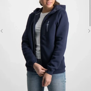 Sail racing hoodie - Från samarbete med kidsbrandstore säljer jag denna hoddie Max använd 3 gånger som ny jätte skön o mjuk!