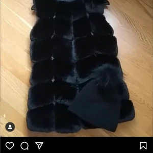 Svart pälsväst  - En fake pälsväst i mink, den ser och känns äkta, inga konstigheter med den. Strl S