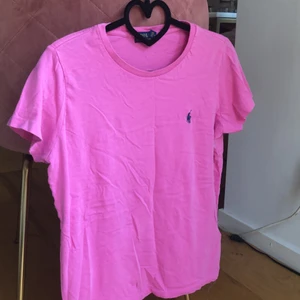 Superfin rosa Ralph Lauren t-shitrt | Medium - Somrig och mjuk t-shirt i medium från Polo Ralph Lauren 🥰