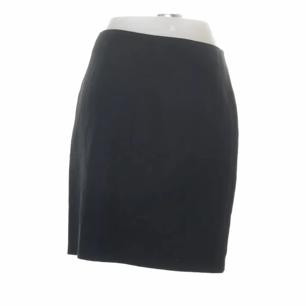 Jättefin svart kjol från Esprit! Jag köpte den på Sellpy men tyvärr var den för tajt i midjan på mig som brukar ha W29 eller storlek 38/40. Snygg passform och längden är en bit över knäna.. Kjolar.