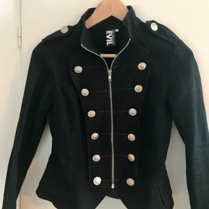 Lite alternativ vår/sommar jacka/kavaj 🖤 - SÅ FIN, köpt här på plick och jag älskar den, men den är för liten för mig. Uppskattar den till en XS. I fint skick. Märket är Necessary Evil. Det är en tunn jacka, perfekt till våren eller svala sommardagar 🖤🖤🐹 figursydd och framhäver midjan 🌟 frakt 44kr
