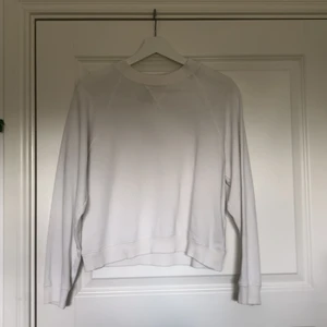 En helt vit ”sweatshirt” ifrån HM - En helt vanlig vit sweatshirt som passar till nästan allt. Köpt här på plick. Två väldigt små fläckar som bara syns om tittar väldigt noga på båda sidorna av bröstet (nästan vid armhålan men inte riktigt). Själv har jag aldrig använt och personen innan mig hade bara använt få gånger