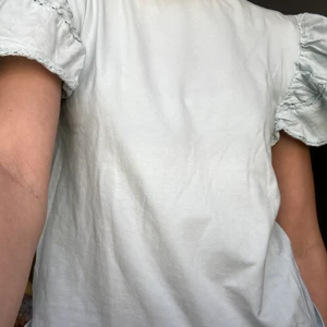 Blå volang topp - Jättefin blå topp från zara. Köpt sommaren 2020, använt Max 5 gånger. Säljer för att den börjar bli för liten. Nypris 149💜