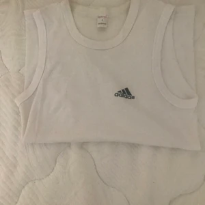 Adidas linne  - En fin fake adidas linne som är använd bara 1-2 gånger. Skulle passa S och är stretchig.