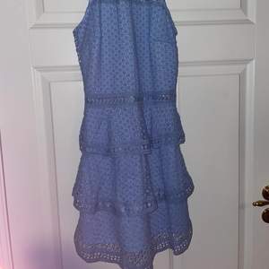 Blå klänning från PrettyLittleThing i strl 34, passar även 36. Aldrig använd, prislapp kvar. 