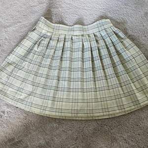 Kjol ifrån shein som är i ett mönster och i färg utav ljusgrön, den är varken lång eller kort men det beror också på hur lång man är. Den är mer åt det korta hållet:)