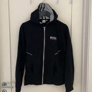 Hugo boss - Hugo boss tröja st M skulle jag säga så skön mjukt matrial jätte skön köpt på kidsbrandstore i ett samarbete 