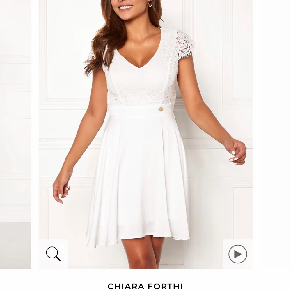 Klänning från Chiara Forthi köpt på Bubbelroom. Slutsåld på hemsidan. Storlek XS. Använd en gång men ser ut som ny 💗. Klänningar.