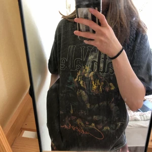 Graphic tee urban outfiters  - En tee från urban där det står ”death valley” på. Lite stor på mig, annars jättefin!! Helt oanvänd, endast testad. orginalpriset är 32 euro (324kr ungefär).