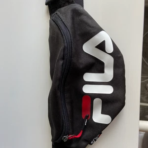 Fila bumbag  - Säljer den har coola magväskan från Fila då den inte kommer till användning. Använd ett fåtal gånger så är i väldigt bra skick! 