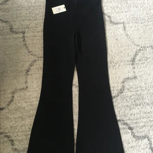 Bootcut byxor - Säljer pågrund av att jag beställde fel storlek för mig. Helt oanvända och prislappen finns kvar! Stl M från BikBok. Helt vandliga svarta bootcut byxor med ett väldigt skönt och mjukt material! 