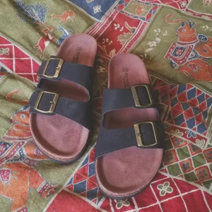 Tofflor  - Tofflor i storlek 39, näst intill oanvända. De är hyfsat lika Birkenstocks.
