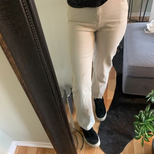 Beigea jeans  - bild nummer 1 ser man färgen bäst, är 169 cm lång, har storlek S på alla byxor och dom här är välldigt stretchiga. Dom sitter jätte fint👌🏼👌🏼