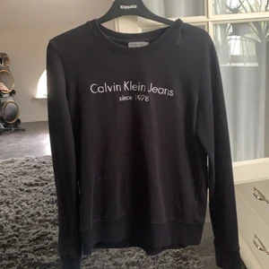 Calvin Klein sweatshirt  - Super fin och mysig Calvin Klein sweatshirt i storlek L, men sitter nog mer som en M, säljer då den inte kommer till användning 