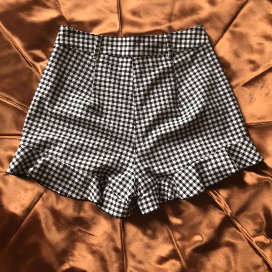 Svart-vit-rutiga shorts med volang - 91