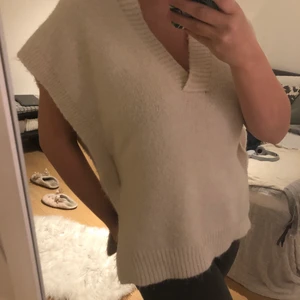 Väst från mango! - Hej, jag säljer denna superfina väst från Mango. Den är använd ca 3 gånger pågrund av fel stolek. Den har inga fläckar och ser ut som ny! Den är ganska stor i stoleken men är snygg som oversize men också när det sitter lite tajtare. Det är jättefint att styla med en vit skjorta under😍 odenarie pris är 399! 