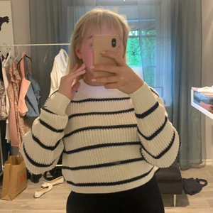 Randig tröja  - Ränderna är blåa 