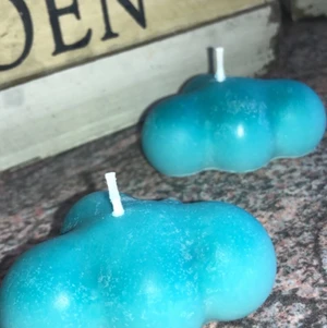 Två färgade moln ljus! - Dessa små söta molnen med två färger är otroligt fina och annorlunda än vanliga ljus 😍 Innehåller: Stearin. Lager: 3/3