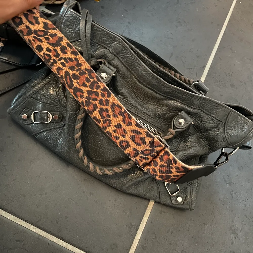 Säljer detta superfina väskband i leopard mönster, perfekt när du vill piffa upp din outfit lite extra! Jättebra skick❤️ nypris 600kr. Accessoarer.