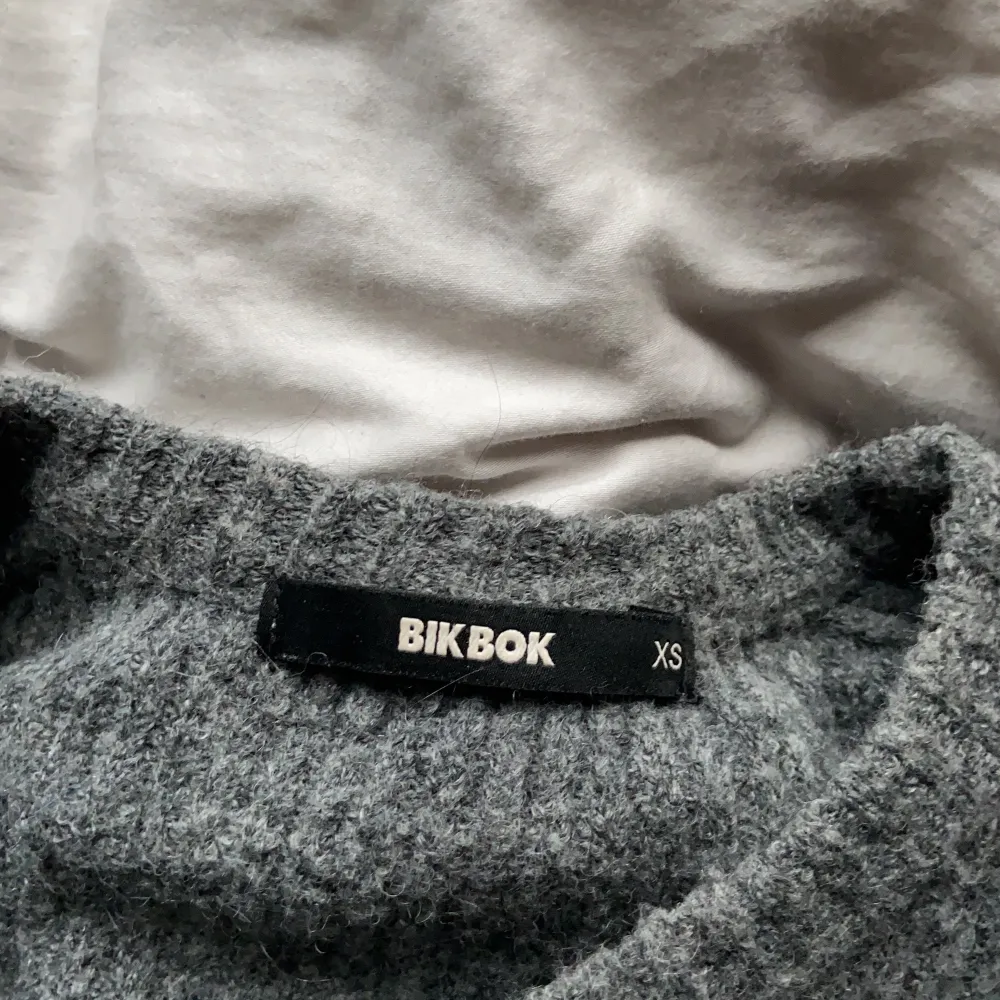 Grå tröja från bikbok i storlek xsmall. Tröjor & Koftor.