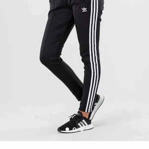 Adidas byxor slim - Svarta Adidasbyxor/trackpants i storlek 12/M. HELT oanvända med lappen kvar. Nypris 499 kr. 
