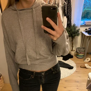 Stickad hoodie - Fin stickad ljusgrå hoodie. 10% cashmere. Inte nopprig 